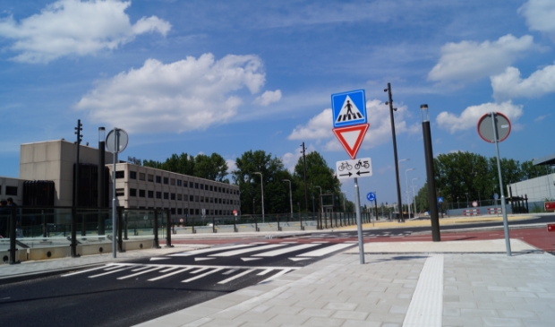 <p>De rotonde bij Zonnestein. Het fietspad is inmiddels al aangepast naar eenrichtingsverkeer.</p>