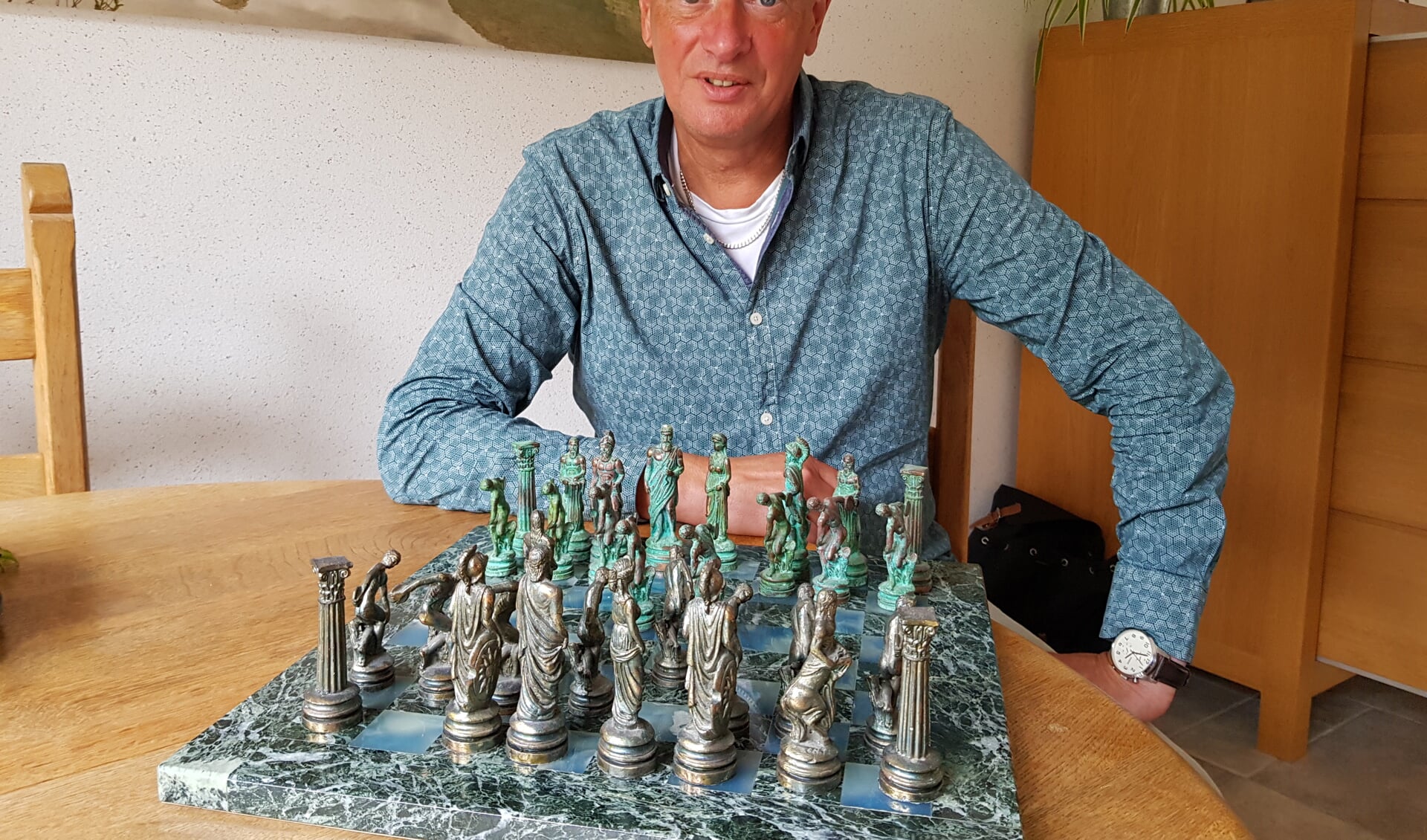 Voorzitter Jerry van Rekom houdt van het schaakspel.