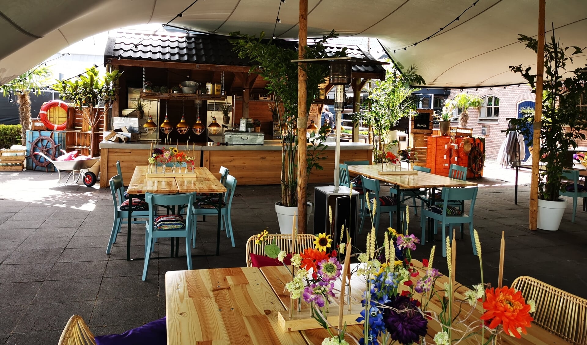 Op het zonnige terras tegen de gevel van de historische boerderij ’t Ulhst heeft Hart van Holland een gezellig buitenrestaurant geopend.
