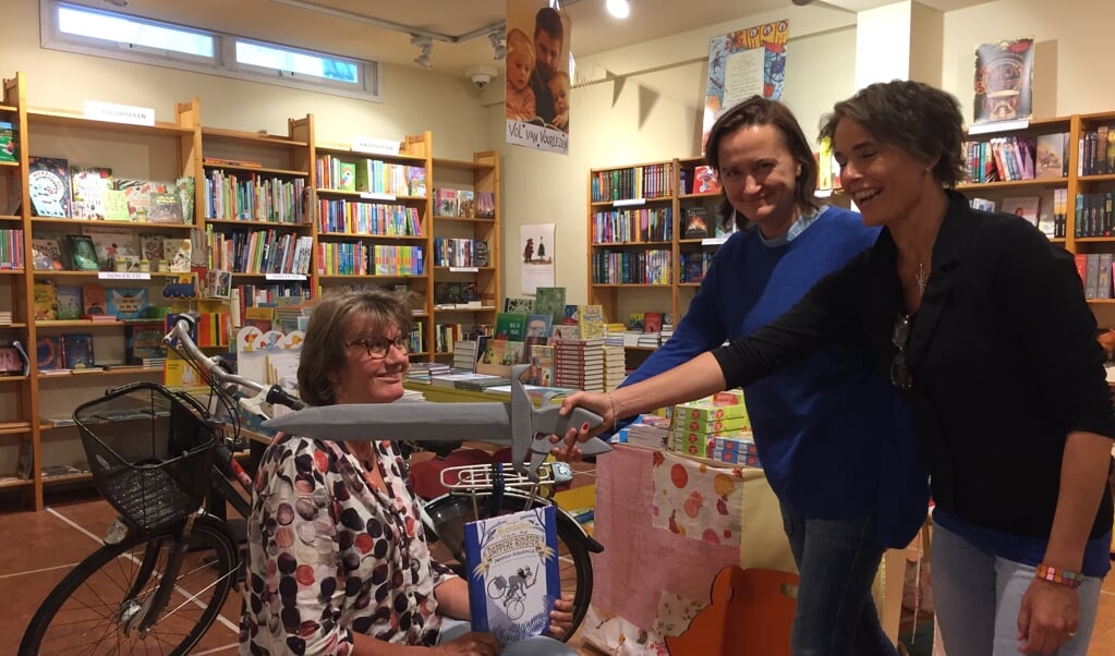 (V.l.n.r.) Manda Heddema werd vrijdag in haar boekhandel geridsterd door Milja Praagman en Janneke Schotveld.  