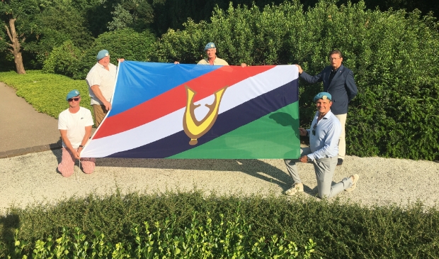 Veteranen Rob de Koning, Leo Barlag, Rinco van der Baan, Stichting voorzitter Frank Kuyper en veteraan John Barlag.