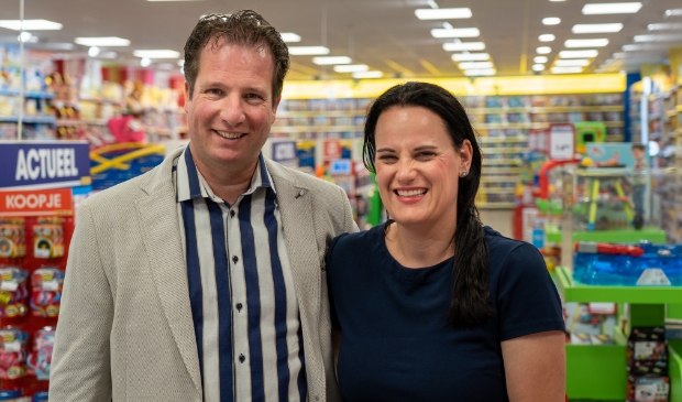 Theo Boxelaar en Charlotte de Wied zijn druk bezig met het opstarten van een Top1Toys in de binnenstad.
