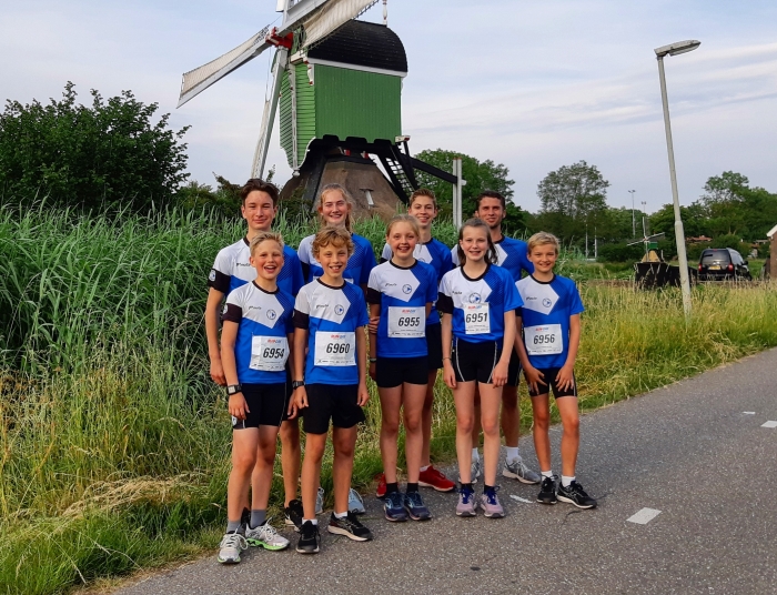 Jacchalzen Finn, Melissa, Nathan en trainer Jacco. Op de voorste rij: Tommy, Tom, Sofie, Delphine en Lars.