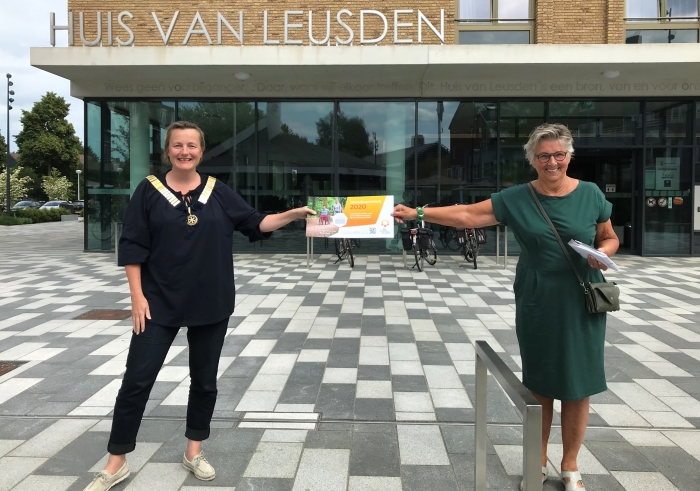 Voorzitter Rotary Vera Verburgt en Voorzitter a.i. Thea Maas verzinnen hashtag alternatievecollecte