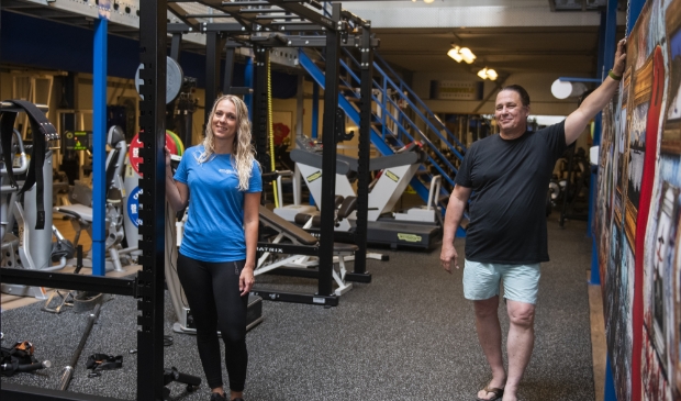 Peter Brandwijk en Charlotte Korevaar op anderhalve meter afstand in de sportschool.