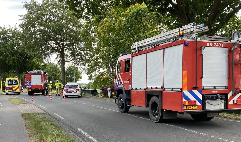 Op de Voorhuizerstraat in Putten is door nog onbekende oorzaak een auto uit de bocht gevlogen.