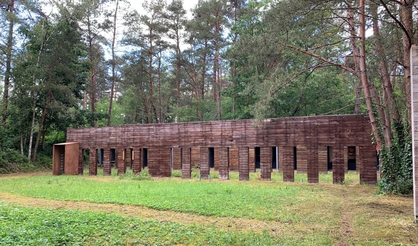 Houten schotten op de buitenbaan om afzwaaiers op te vangen.