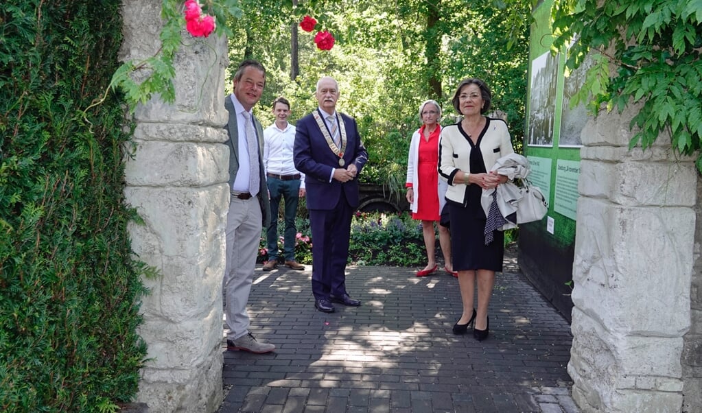 Van Ee (links) met burgemeester Asje van Dijk en Gerdi Verbeet (voorzitter van het Comité 4 en 5 mei) bij de opening van de twaalfde editie van het Veluws Zandsculturenfestijn, vorig jaar juni.
