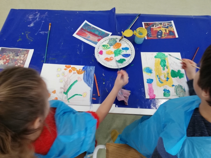 kinderen die schilderen