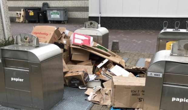 De burgemeester maakte deze foto bij ondergrondse afvalcontainers in de stad