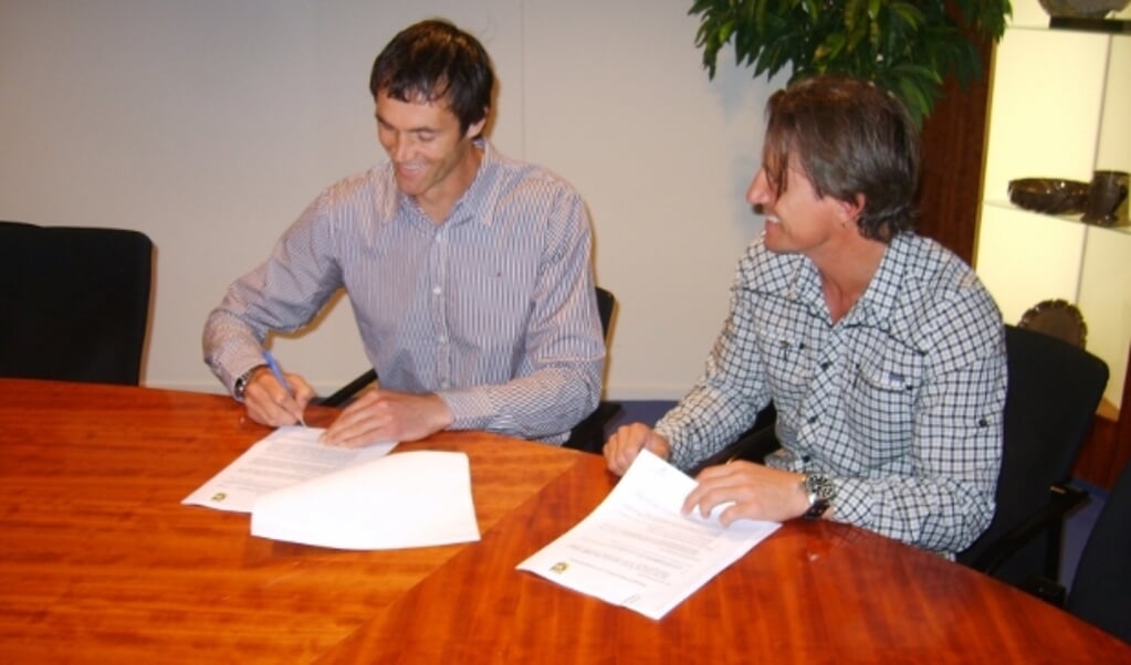 Onder het toeziend oog van Marc van Hintum tekende Raimond van der Gouw in 2009 zijn Vitesse-contract. De keeperstrainer verruilt de Arnhemse eredivisionist komend seizoen voor PSV.