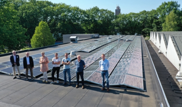 De oplevering van de zonnepanelen op het dak van Vakcollege Maarsbergen, met v.l.n.r. Hans Zijp (projectleider Onderwijshuisvesting Gemeente Utrechtse Heuvelrug), wethouder Rob Jorg, Jenny Oldenhuis (directeur Vakcollege Maarsbergen, Rebekka de Koning (ECONNETIC), Onno Kleijzen (NUOVO Scholengroep), Jan Hazenberg (hoofdcongiërge) en Pieter Laan (ProfiNRG)