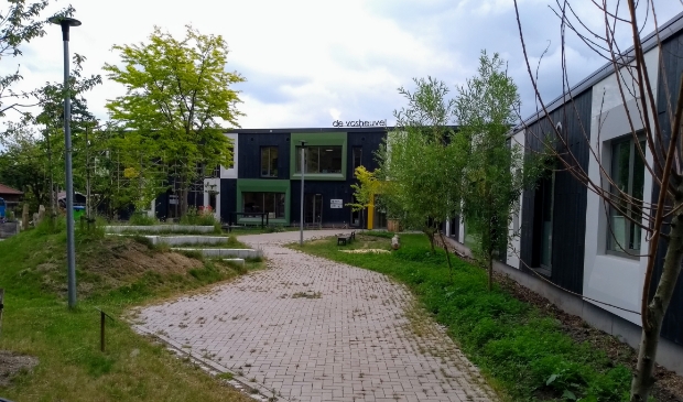 Het terrein op De Vosheuvel waar in april stukjes asbesthoudende golfplaat werden gevonden.