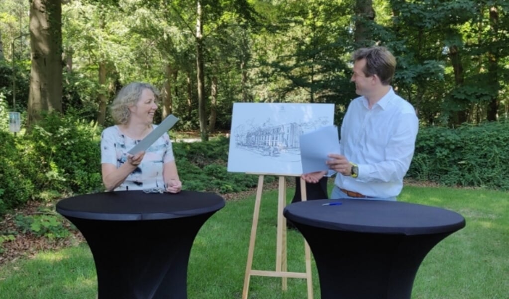 Ondertekening intentieverklaring door Iris Uittien (UWOON) en Harwil de Jonge, (Heijmans Vastgoed).