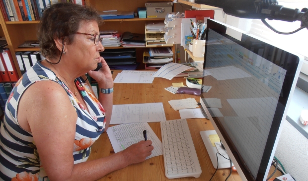 Belvrijwilliger Annemiek Schwiebbe in actie