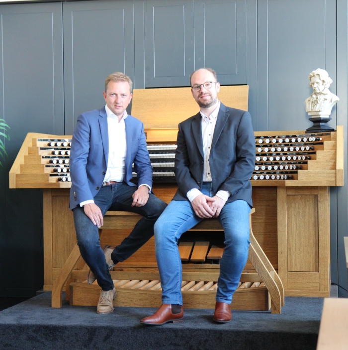 Lennert Knops (links) en Kees Noorlander voor het Cavaillé-Coll-orgel