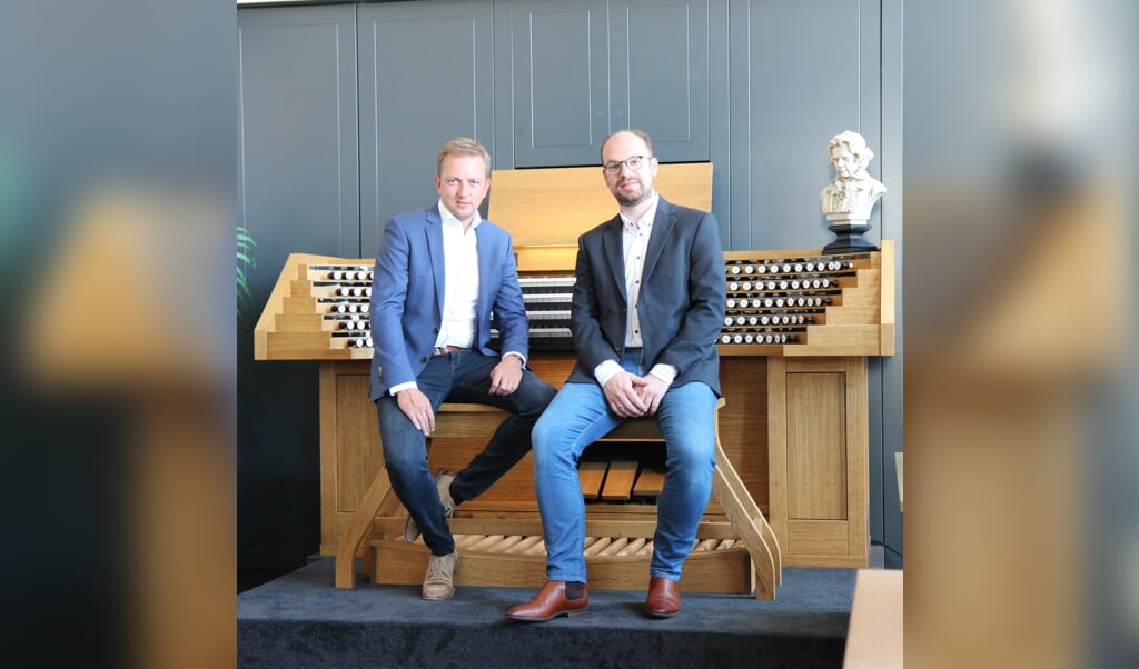 Lennert Knops (links) en Kees Noorlander voor het Cavaillé-Coll-orgel