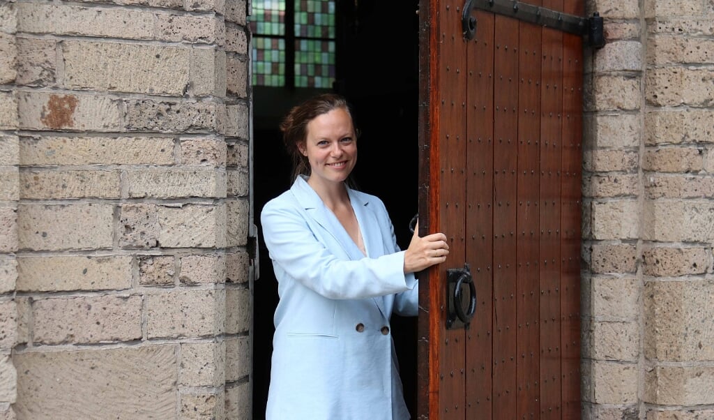 Ds. Sophie van den Berg-Hofstee: „We zetten de deuren van het kerkgebouw nog even op een kier.”