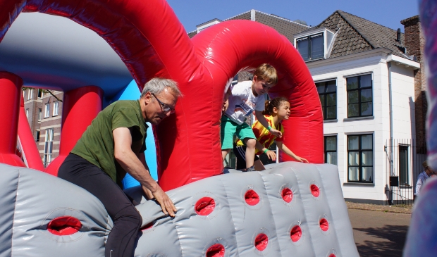 De run over gigantische opblaasobstakels dwars door de Amersfoortse binnenstad is een sportief evenement voor vrienden en families.