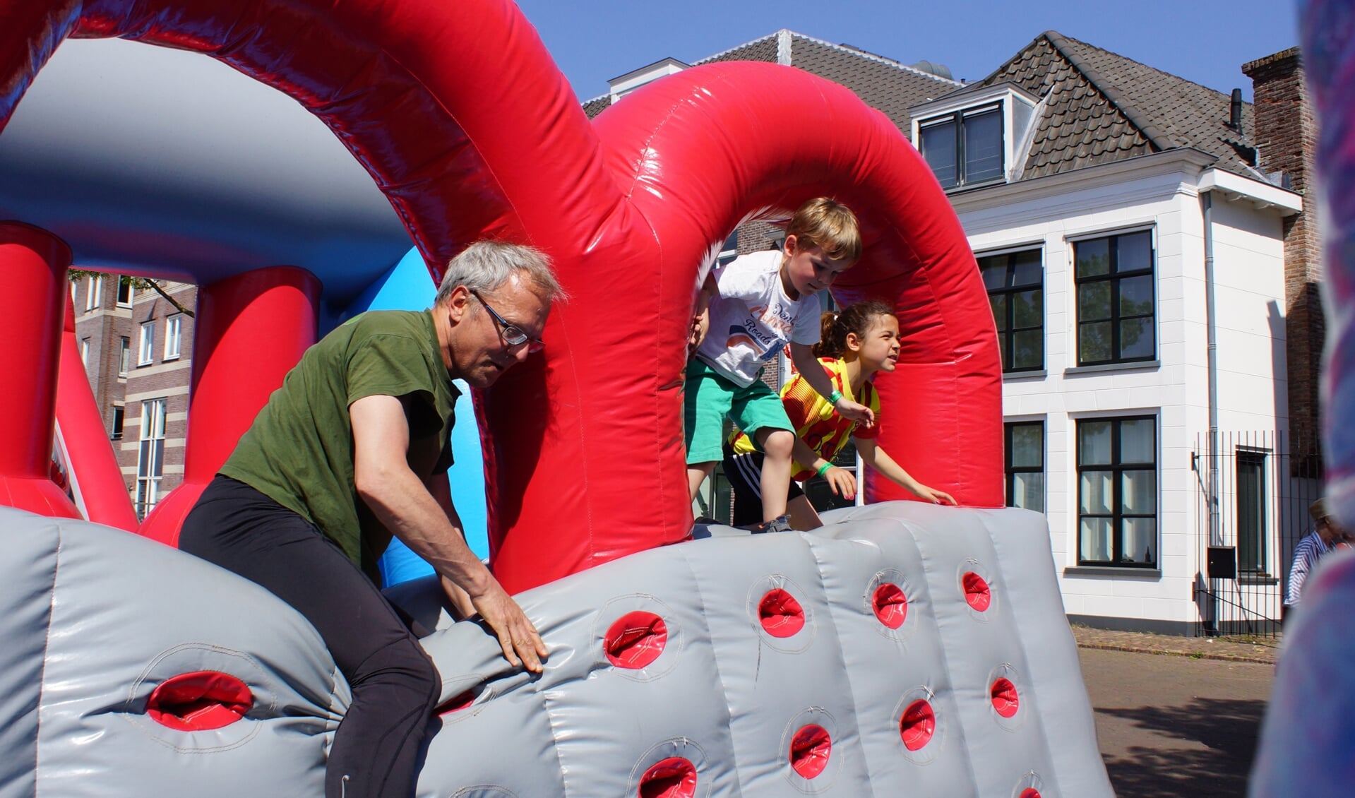 De run over gigantische opblaasobstakels dwars door de Amersfoortse binnenstad is een sportief evenement voor vrienden en families.