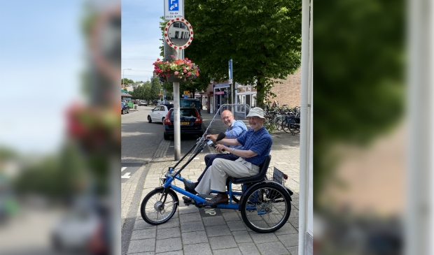 Herman van de Stadt en Johan van Buren maken een proefrit.