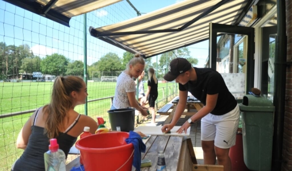 Niet alleen het voltallige bestuur was vanochtend aanwezig in werkkleding, maar ook het damesteam van de Renkumse voetbalclub.Foto: gertbudding.nl