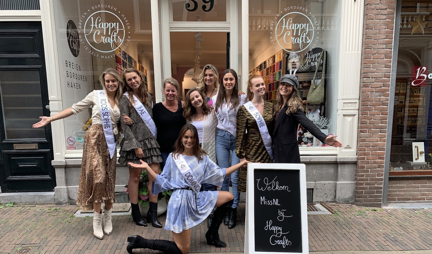 De finalisten van MissNL poseren voor een van de Happy Crafts winkels
