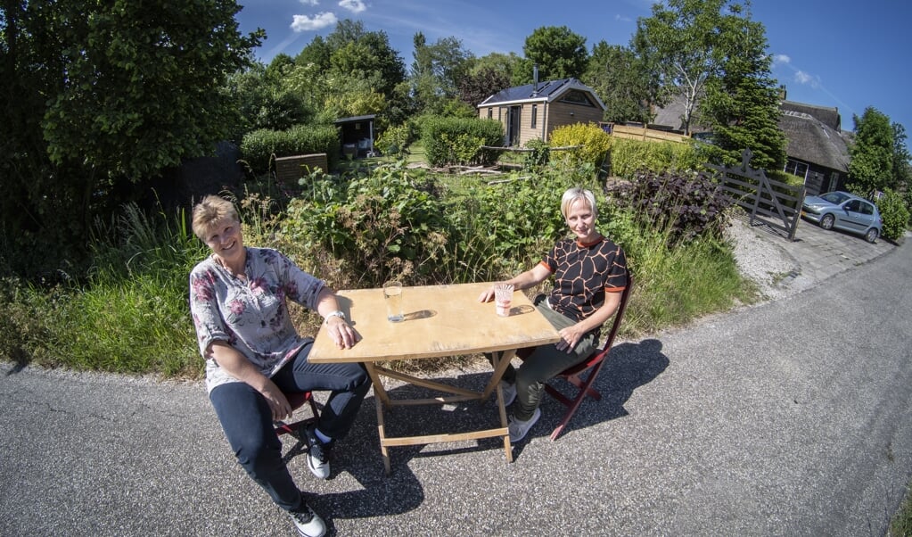 Linda (links) en Kerstin letten bij hun keuzes op gevolgen voor het klimaat. Op de achtergrond Linda's tiny house. 