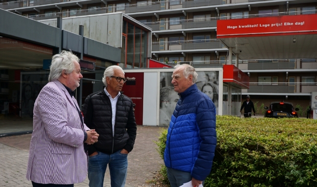 <p>Pieter Monkelbaan en Ruud Kootker van BBA tijdens hun eerdere bezoek aan de beoogde bouwlocatie ter hoogte van de hoek Sportlaan/Groenelaan.&nbsp;</p>