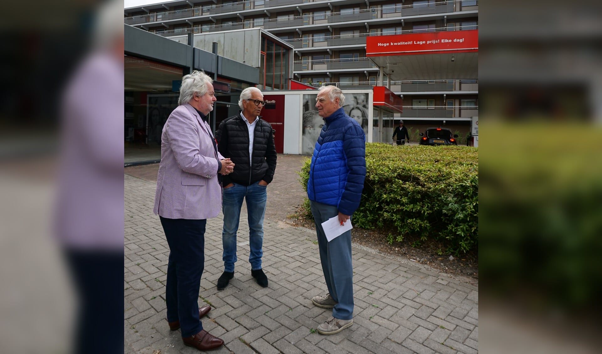 Pieter Monkelbaan en Ruud Kootker van BBA tijdens hun eerdere bezoek aan de beoogde bouwlocatie ter hoogte van de hoek Sportlaan/Groenelaan. 