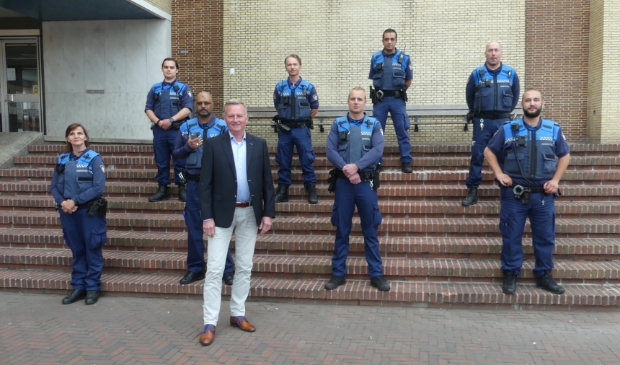 De Velsense boa’s met bodycam en burgemeester Frank Dales.