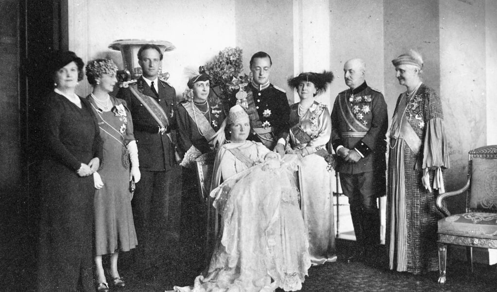 Officiële foto van de doop van prinses Beatrix op 12 mei 1938.  