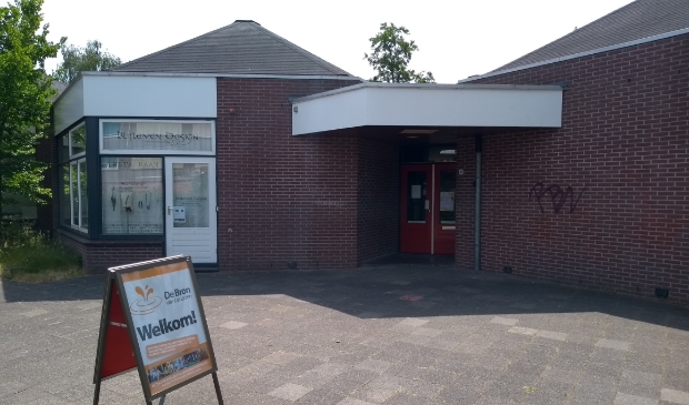 In de De Smederij -gevestigd in de voormalige basisschool Kinderland- zit ook buurthuiskamer De Bron.