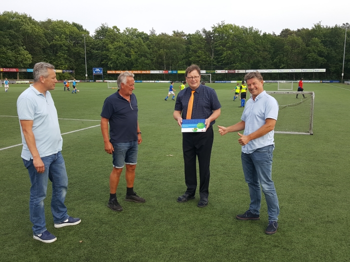 John Hoebe, Leo Rauch, Hans Buitenhuis (KNVB) en Ries de Jong bij de uitreiking van het certificaat