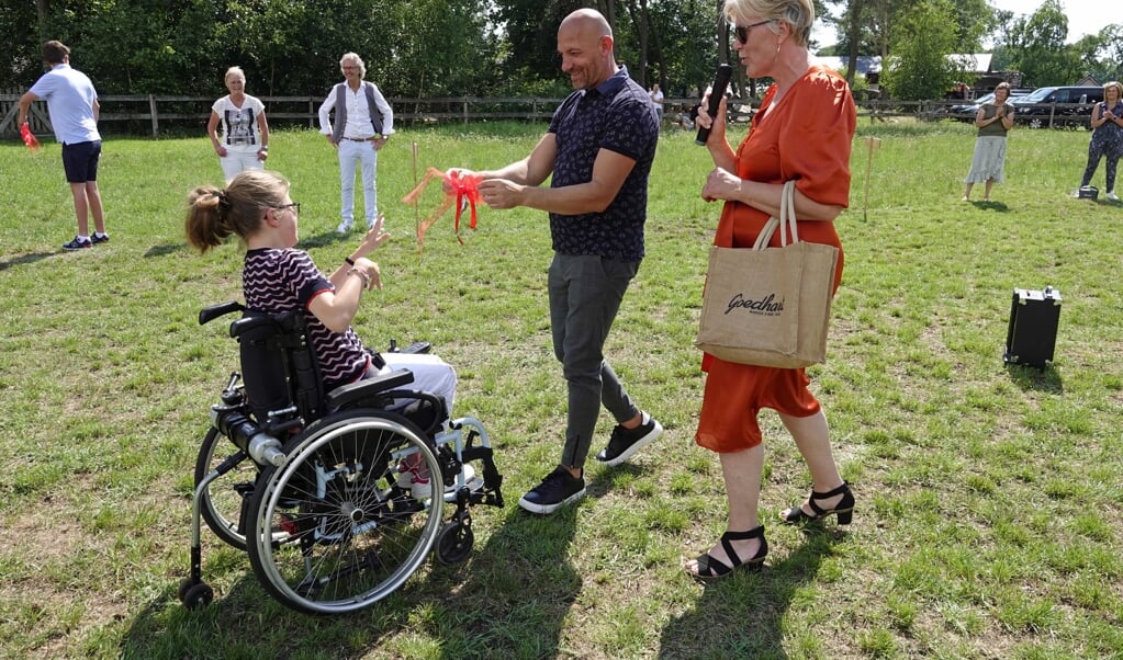 Gezinsouders Vasile en Mieneke overhandigen een sleutel aan één van de bewoners van het Gezinshuis in Voorthuizen. 