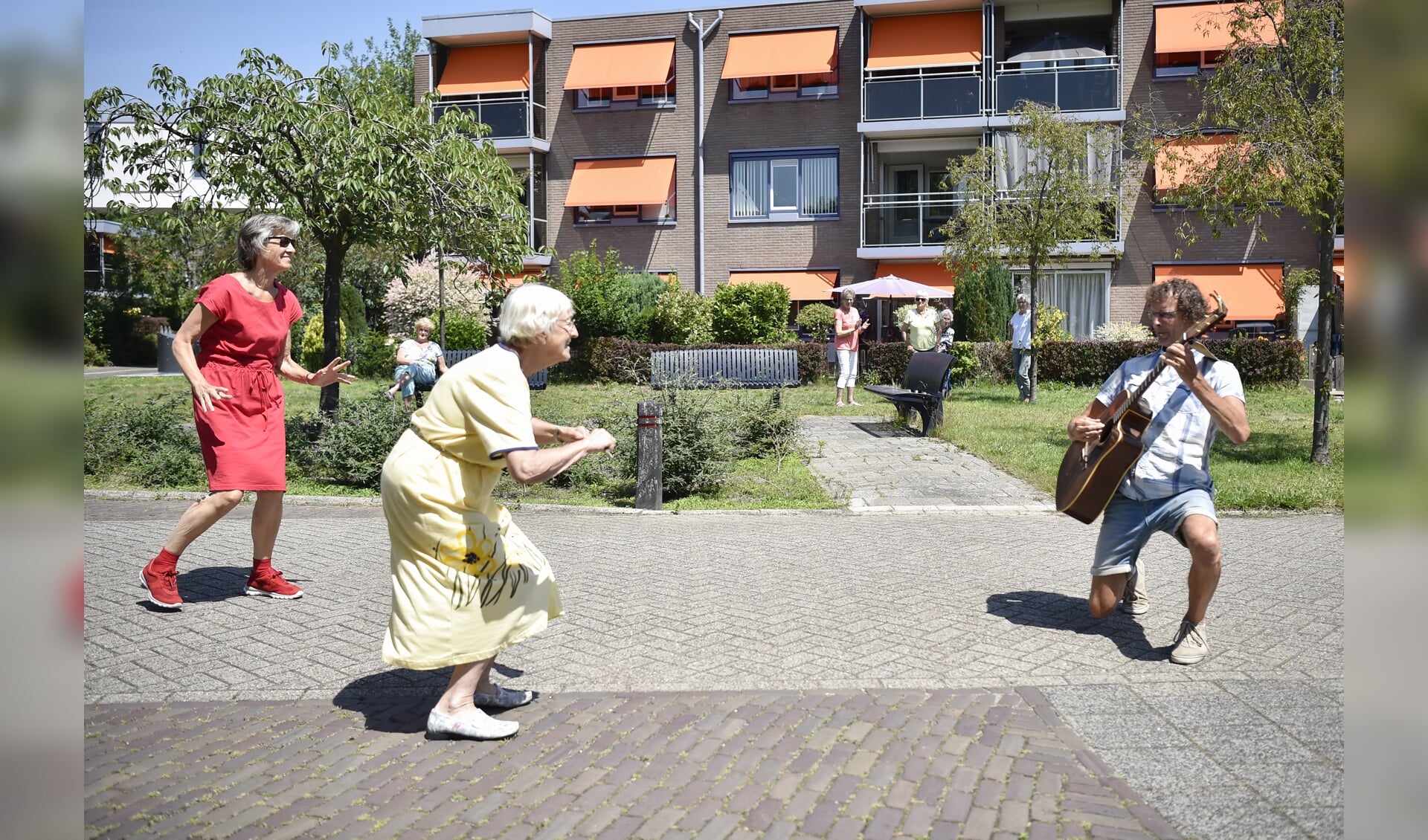 Dansen op de muziek van Arrnoud Kas. de poptroubadour uit Soest sloot gisteren zijn coronatour langs verzorgings- en verpleeghuizen af.