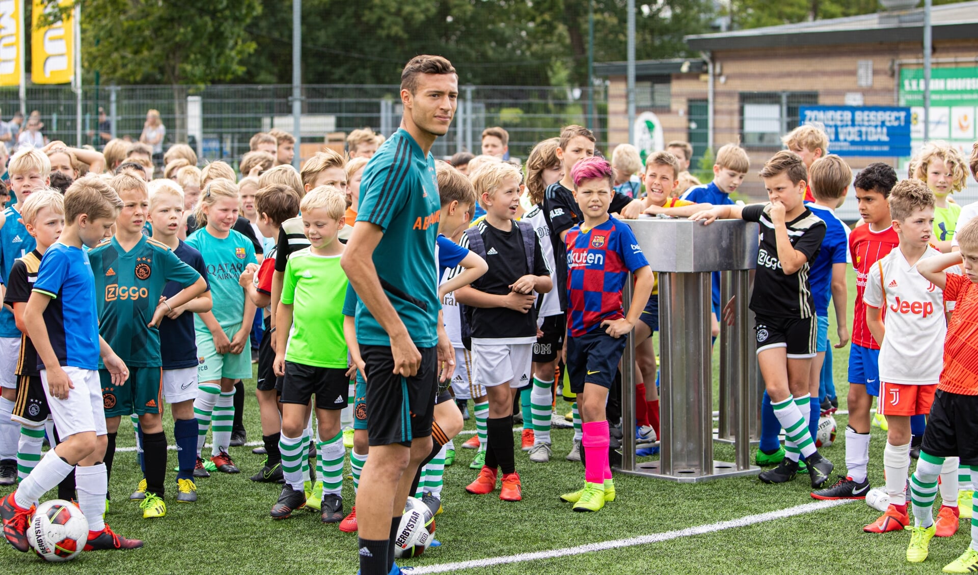 De open training voor alle kinderen uit Baarn bracht zo'n 140 voetballiefhebbers tussen de 8 en 11 jaar op de been.