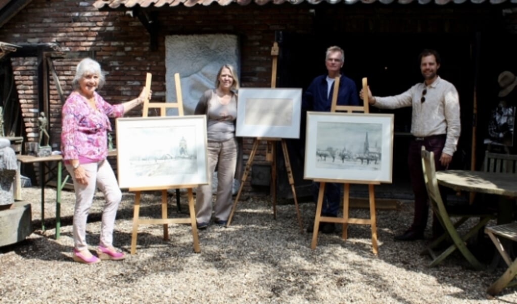 De schenkers Ben en Mieke van der Heide (midden) te midden van de 3 geschonken aquarellen van Jits Bakker bij atelier ‘de kooi’ in De Bilt. Secretaris Wilma van der Veen (links) en voorzitter Tibo van de Zand (rechts) nemen de schenking in ontvangst.