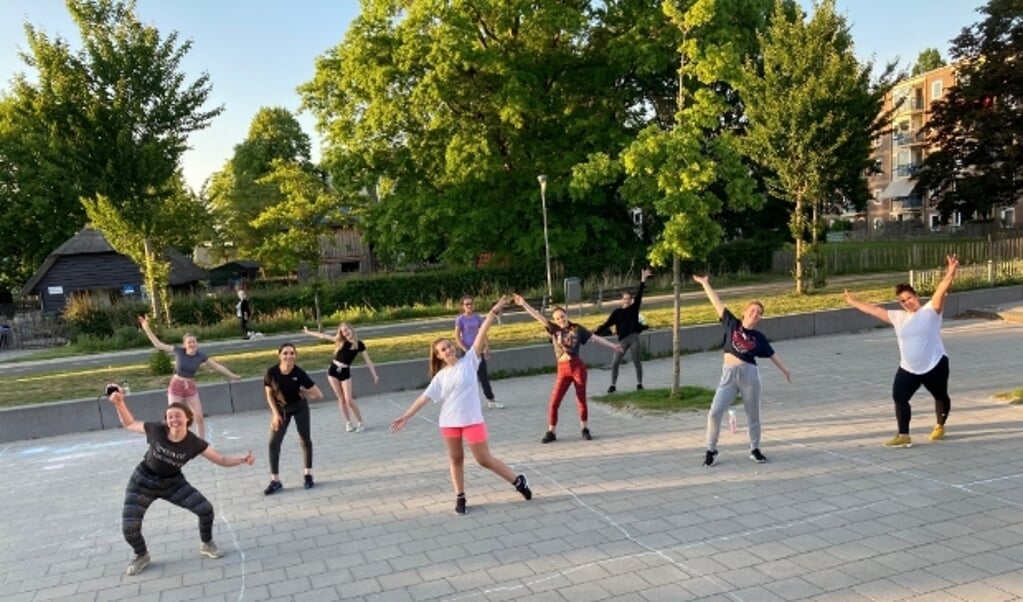 De dansgroep Urban 15+ in Bilthoven op het plein van Het Lichtruim. De danslessen van KunstenHuis Dansschool EDC waren 18 mei al buiten van start gegaan, vanaf 2 juni kunnen muziek-, theater en beeldende lessen in de gebouwen gegeven worden.