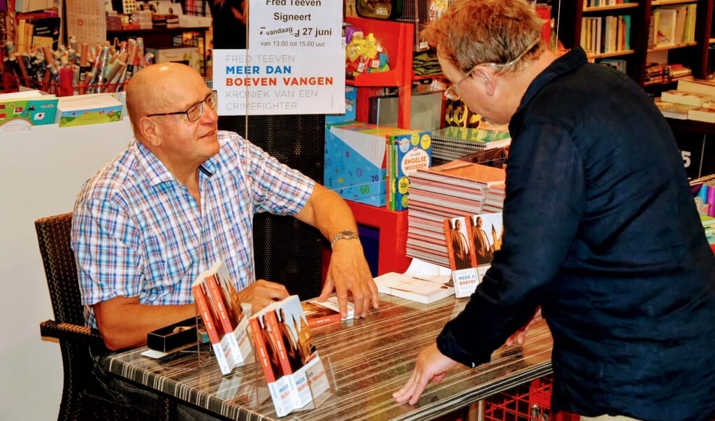 Fred Teeven signeert zijn boek bij Bruna.