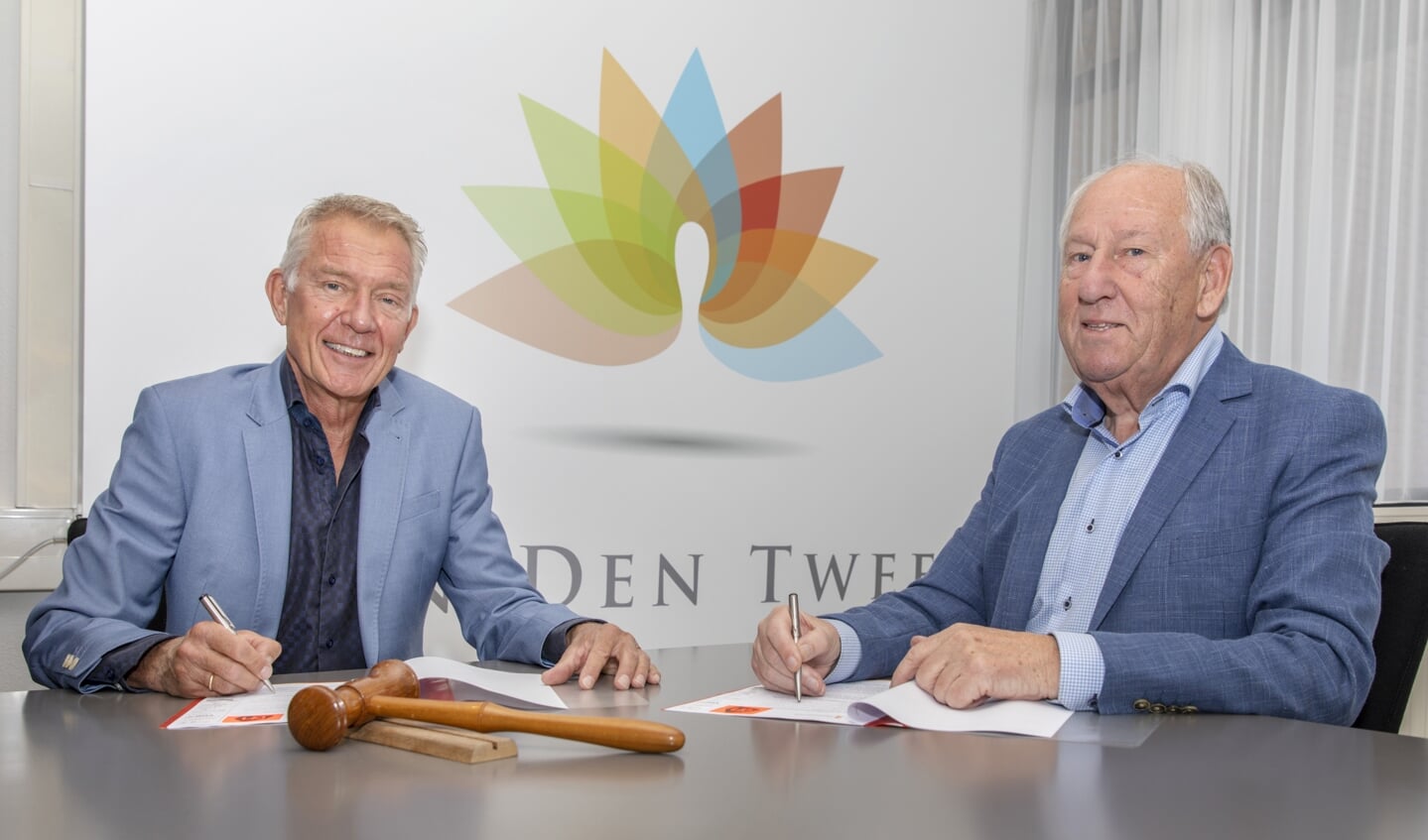 Nico Fiegen (links) en Gerard van den Tweel tekenden vandaag het sponsorcontract tussen Sparta Nijkerk en Van den Tweel Vastgoed.