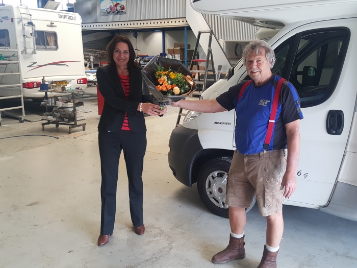 Wethouder Kundic zet Jan van Zal in de bloemen