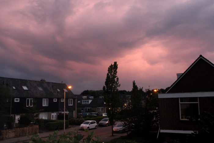 Dreigende lucht boven de Aart van der Neerweg.