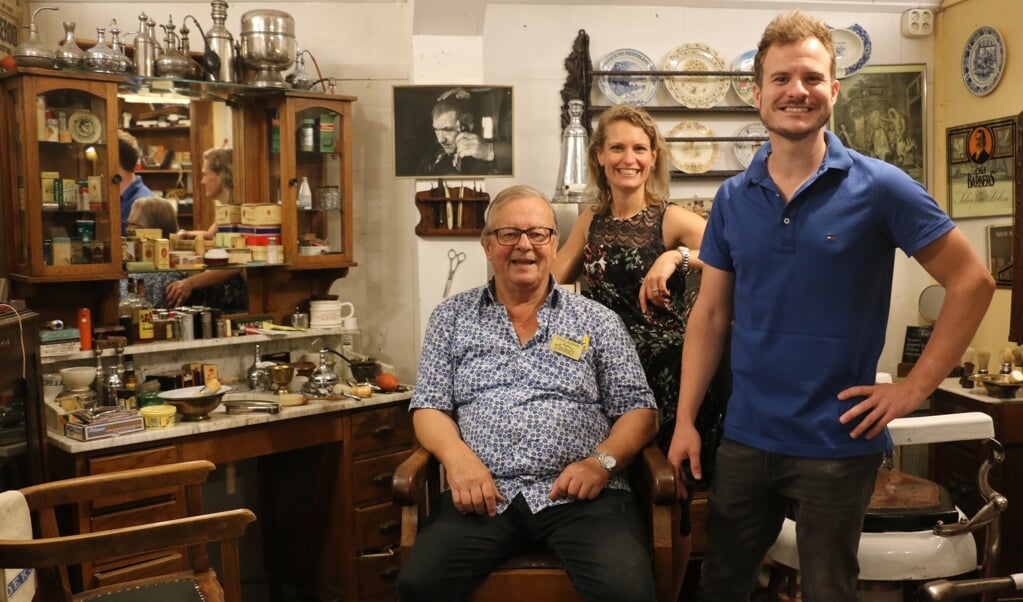 Kees, Wendy en Ronald Bakker in het winkeltje van een barbier, in hun Oude Ambachten & Speelgoed Museum in Terschuur.