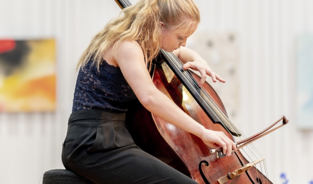 Sasha Witteveen wint eerste Britten Contrabasconcours 2020.