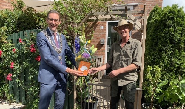 Bloemen voor veteraan John Barlag.