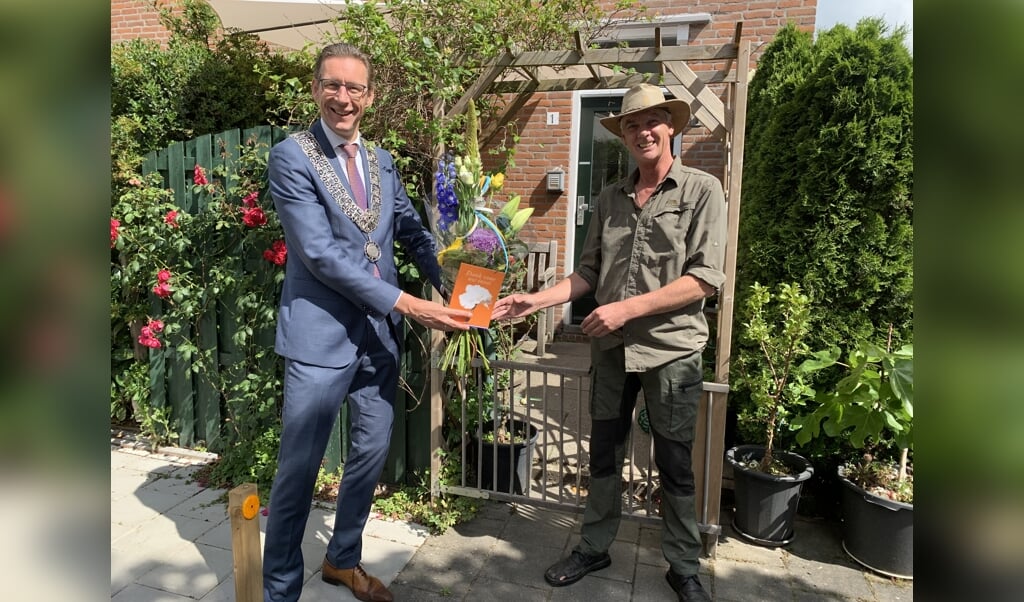 Bloemen voor veteraan John Barlag.