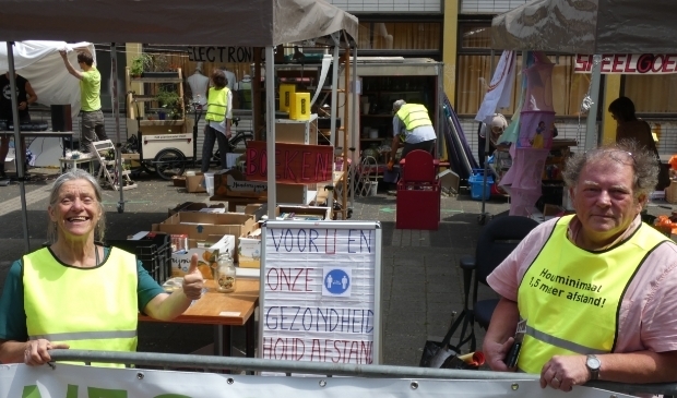 Melika de Bekker en Harrie van Dijk, allebei bestuurslid van de Weggeefwinkel.