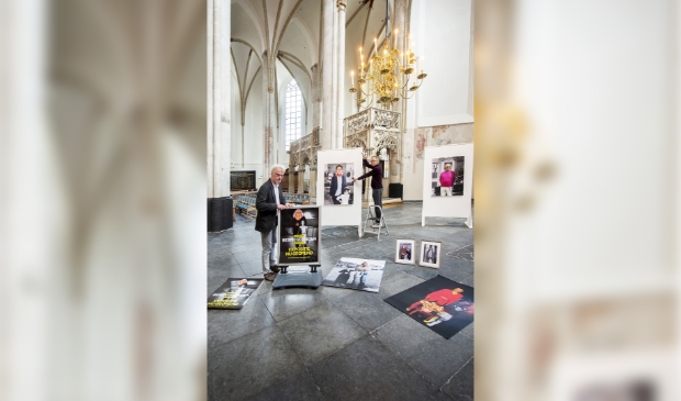 Jan van der Meulen en Koos van Noppen bij de proefopstelling van 'Bespiegelingen' in de Sint-Joriskerk.