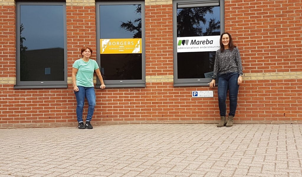 Ellie Borgers (links) en Martina Stronkhorst delen een kantoorruimte in Barneveld.